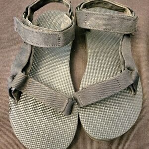 Teva black sandals unisex size W6